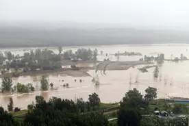 暴雨下紧急撤离图片