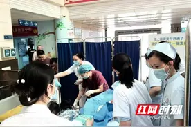 惊险！孕妈在医院门诊急产分娩 医务人员快速反应保母子平安图片