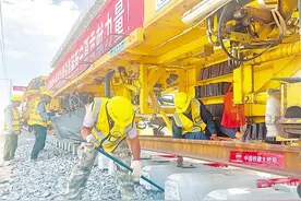 包银铁路惠农至银川段进入铺轨阶段图片