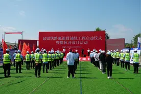 二百多公里“一根轨”！包银铁路惠农至银川段正式进入铺轨阶段图片