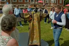 英国鉴宝节目惊现“中国龙袍”，据称1930年代被带出国门图片