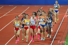 清华大学夏雨雨大运会女子万米比赛中勇夺冠军图片