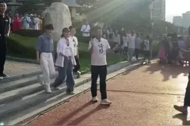 撒贝宁 尼格买提 朱迅 鞠萍 周深 惠英红来烟台录制《你好生活》！现场学跳扇子舞，欢欢乐乐，小撒暖心为秧歌队老师送纸巾图片