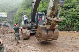 最新现场| 武警挺进松树岭隧道，挖掘机救出7名受困者图片