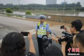 京港澳高速涿州地区部分路段目前中断 交警建议绕行图片