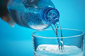 高温天车内的矿泉水有毒？喝过再暴晒会滋生细菌？上海消保委测试发现……图片