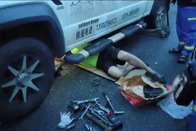 河南汽修店老板到河北给救援队修车，救援队：很感动，他现在又加入了救援队图片