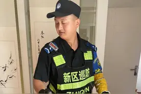 黑眉锦蛇误入居民家中，警方果断出手将其“收服”图片