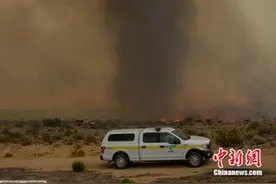 加州超级大火形成“火龙卷” 火焰吞噬超3万公顷土地图片