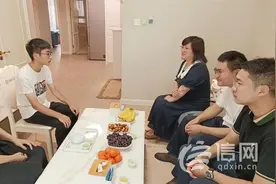 青岛大学法学院领导为2023级新生现场颁发录取通知书图片