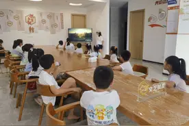 杭州男孩亲手给妈妈和姐姐制作了一份小礼物，这份礼物有多特别？图片