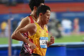 中国选手陈天宇获得成都大运会男子万米长跑第五名图片