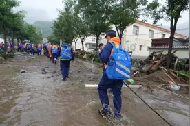 “我们要谢谢你们！”40名消防员徒步60公里搜救转移十个村庄被困群众30人图片