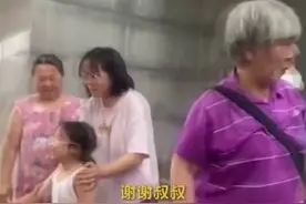 蓝天救援队转移68名被困群众，被救女孩想给予拥抱感谢，救援人员：不能抱，我身上太脏了。图片