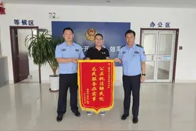 交通肇事双方各执一词，民警模拟事故现场调解图片