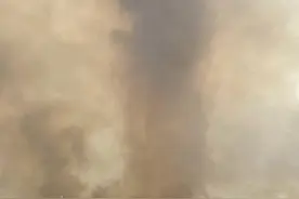 美国加州超级大火形成“火龙卷”图片