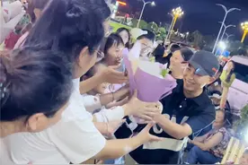 来自昆明的礼物 | 他在街头给陌生人送花，这样的浪漫我也要！图片