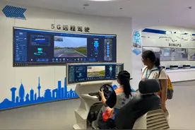 “暑期第一课”探秘无人驾驶，学生们感叹“太神奇了”图片