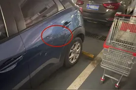 合肥一市民称车辆在商场停车场被刮，监控存盲区 谁担责？图片