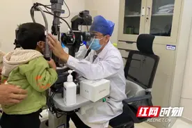盲人妈妈与“眼癌”宝宝共用“一只眼” “追光”4年让孩子重返新视界图片