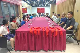 “童心向党”听老兵爷爷讲革命故事图片