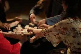 开场和观众打麻将？两个中国留学生做的戏在英国上演图片