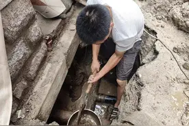 水管破裂近百户居民家停水，社区多方协调6小时紧急抢修图片