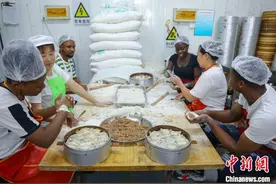 海外留学生在山东青岛沉浸式体验“中华老字号”美食图片