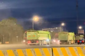 扬尘大到连路都看不清！浦东这条路上渣土车扎堆，防尘措施为何没到位？图片