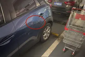 买完东西出来，车被刮了……合肥李先生：我该找谁赔？图片