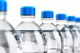 长期放在车辆后备厢的矿泉水能喝吗？图片