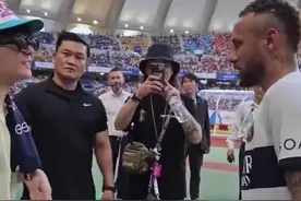 内马尔赛后与权志龙互动，两大巨星同框🤙🤙🤙图片