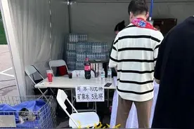 普通矿泉水分装后5元一杯，音乐节“分装水刺客”引热议图片