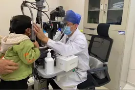 盲人妈妈与“眼癌”宝宝“追光”4年图片