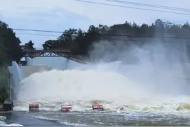 65岁的十三陵水库今天提闸泄洪 本世纪头一次图片