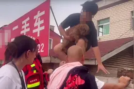 救援队回应“涿州男子被救时折返救狗”：当时船上共有15人，发视频初衷是科普“先急后缓”救援法则图片