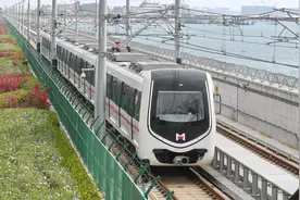 厦门地铁站配备“爱心伞” 智能自助机可借可还图片