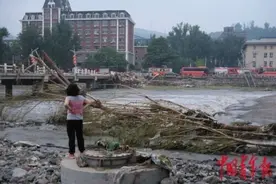 洪水中的门头沟乡村：部分道路中断 村民步行一公里取水图片