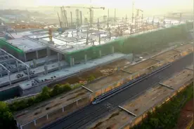 烈日下，长沙高铁西站千余建设者赶工图片