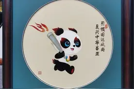 喜迎成都大运会，河南非遗传承人巧手制作吉祥物“蓉宝”麦秆画图片