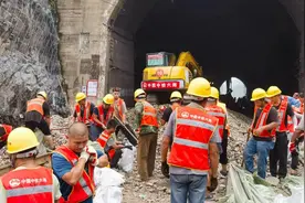 中铁六局北京铁建公司调集500人抢险驰援“丰沙线”图片
