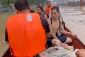 我们来自山东！郯城县公益救援队伍在河北涿州积水中奋战图片