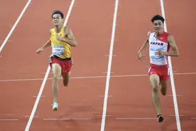 大运会200米决赛，暨南大学的严海滨排名第五图片