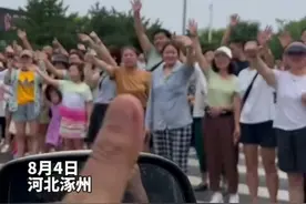 “涿州恩人 一路平安”，群众挥手送别救援人员，拉横幅、塞各种吃的喝的、竖大拇指！图片