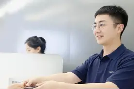 华为8月服务日开启  手机免费贴膜维修还免人工费图片