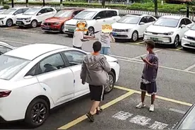 当街拽人抢手机，两位男同事却被民警表扬图片
