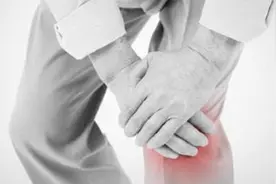 夏天雨季，身着潮湿的衣物是否会得风湿病？图片