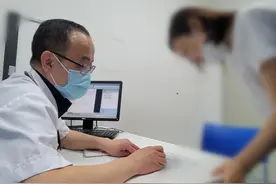 体重超、个子矮？孩子成长烦恼何其多，快听医生怎么说｜蹲点青少年暑期热门诊室图片