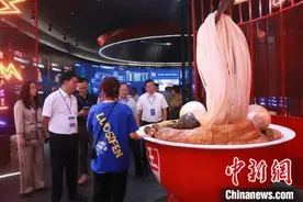 侨商“打卡”广西“网红”小吃  助螺蛳粉扩大海外“朋友圈”图片