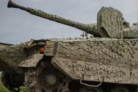 俄防长查看缴获的CV-90战车，系瑞典提供的最先进武器图片